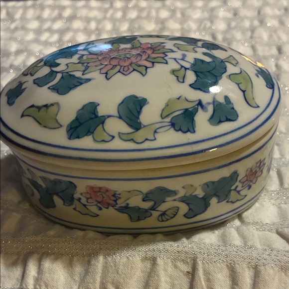 Floral Covered Ceramic Trinket Box- Chinese - Picture 5 of 7
